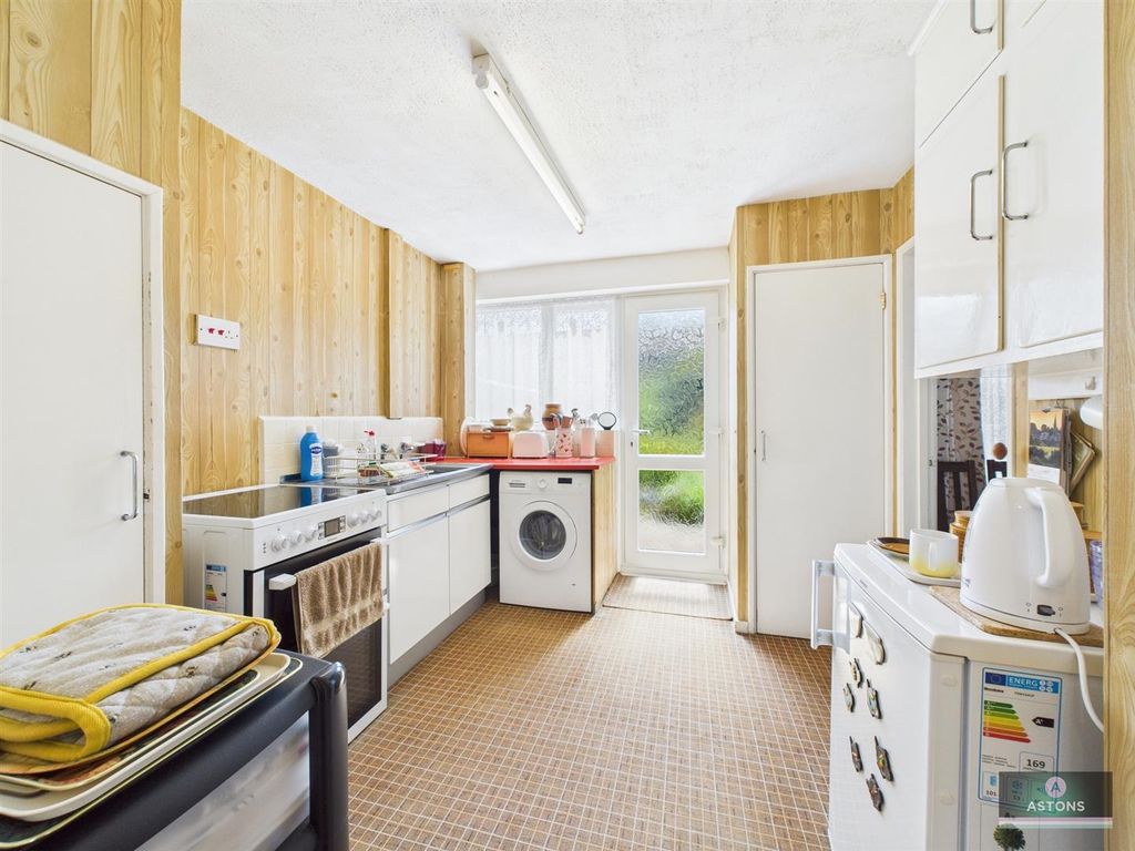 Property photo 3 of 19 Kitchen