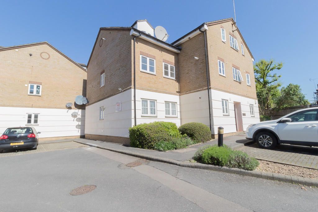 Property photo 1 of 14 First Floor Purpose Built Flat Located In Dover Close, Brent Terrace, Cricklewood