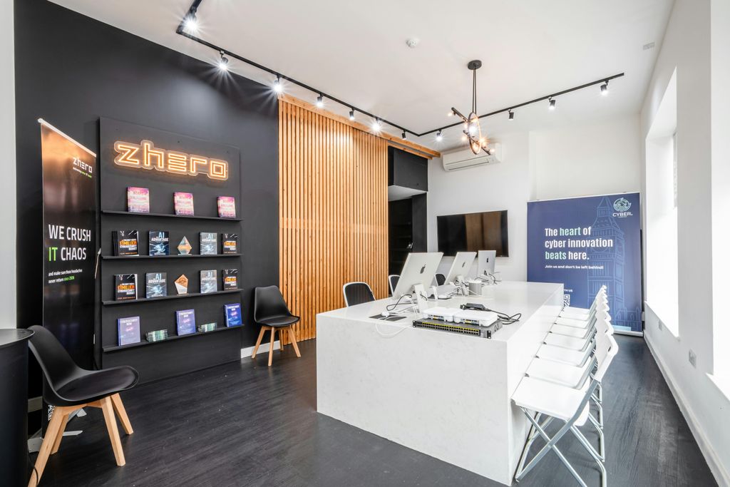 Property photo 3 of 10 Farringdon Rd 162 - 3.Jpg
