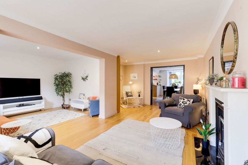 Property photo 2 of 34