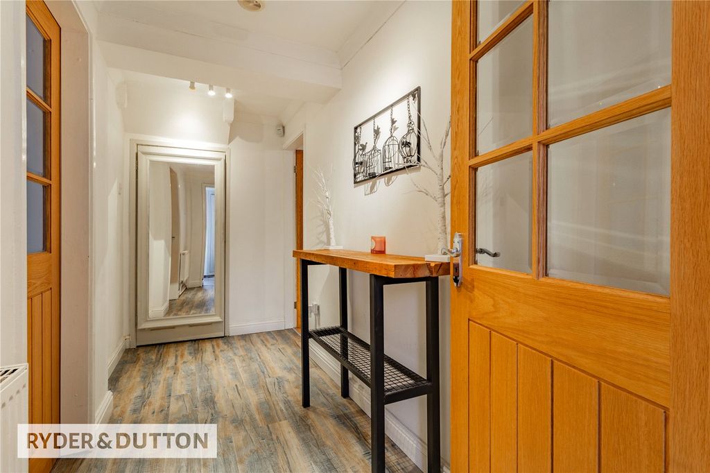 Property photo 3 of 29 Entrance Hall