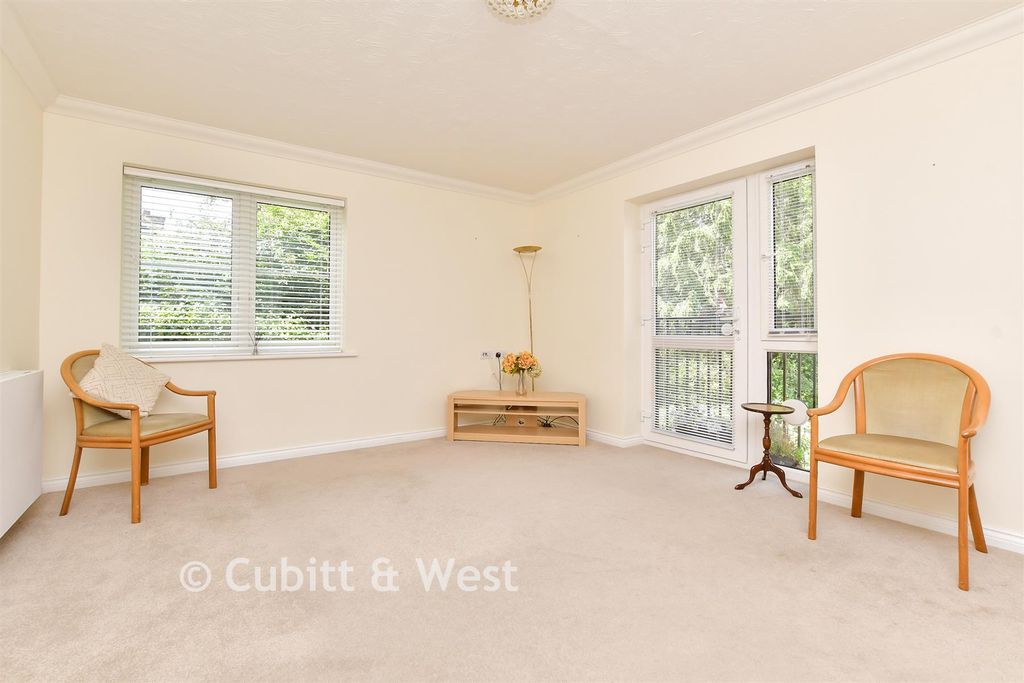 Property photo 1 of 16 Lounge