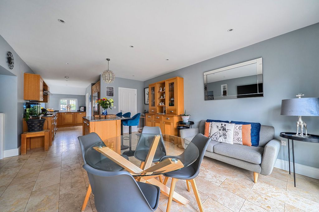 Property photo 2 of 31