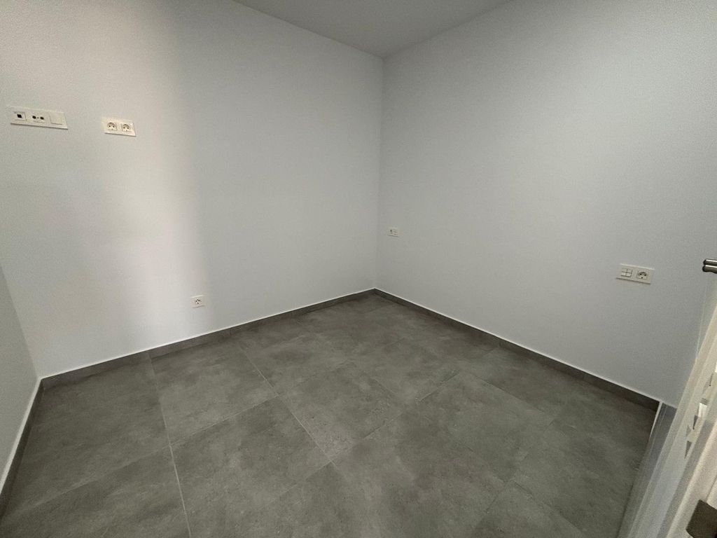 Property photo 2 of 33