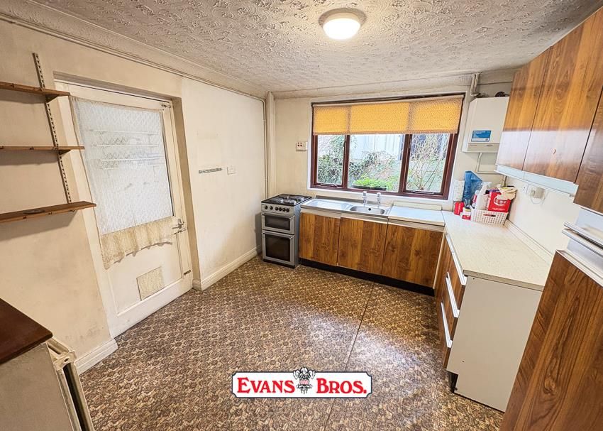 Property photo 3 of 11 Kitchen