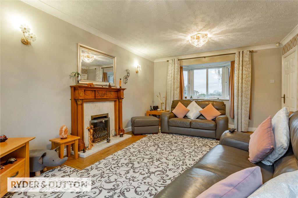 Property photo 3 of 27 Lounge