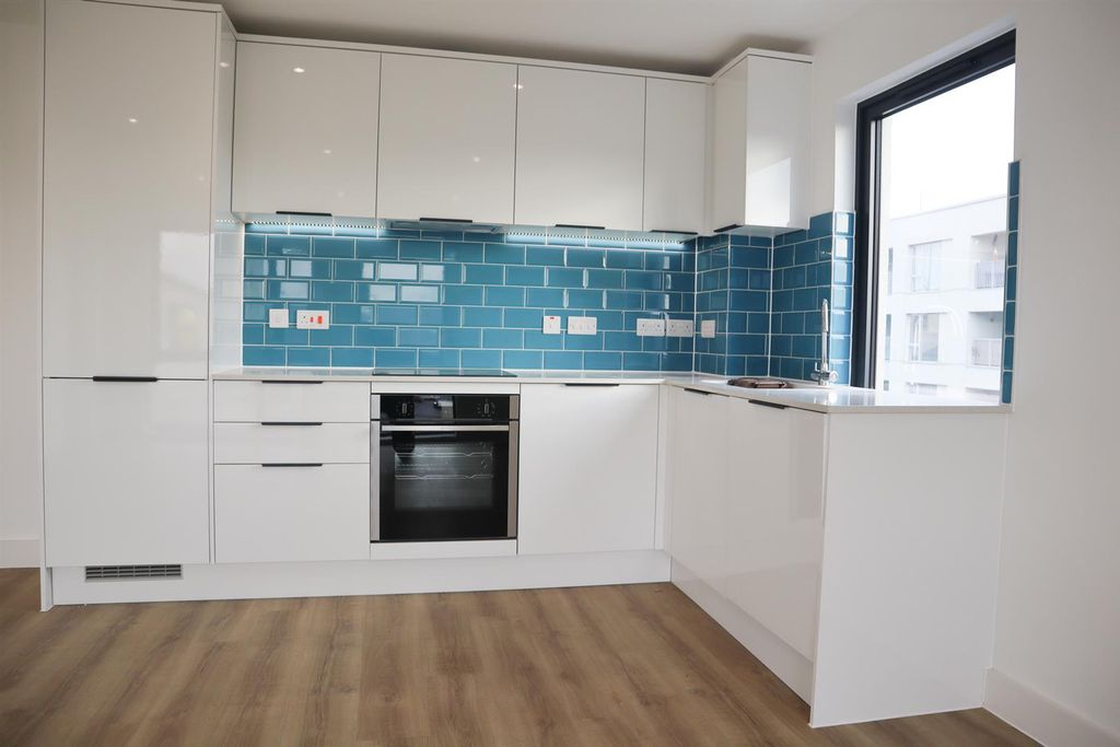 Property photo 3 of 10 Kitchen