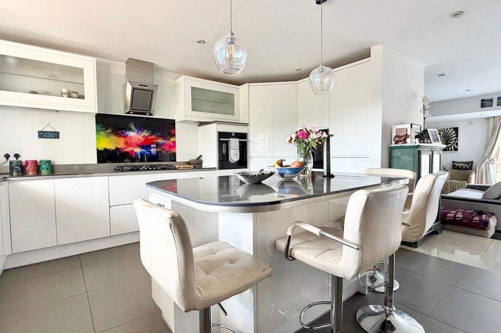 Property photo 3 of 33 Gallery