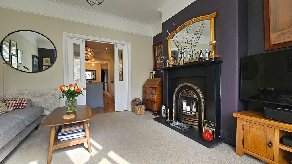 Property photo 3 of 19 Lounge