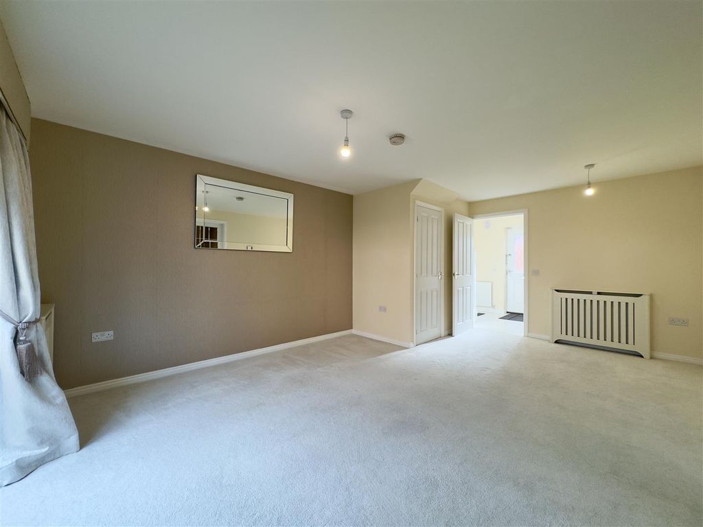 Property photo 3 of 21 Lounge