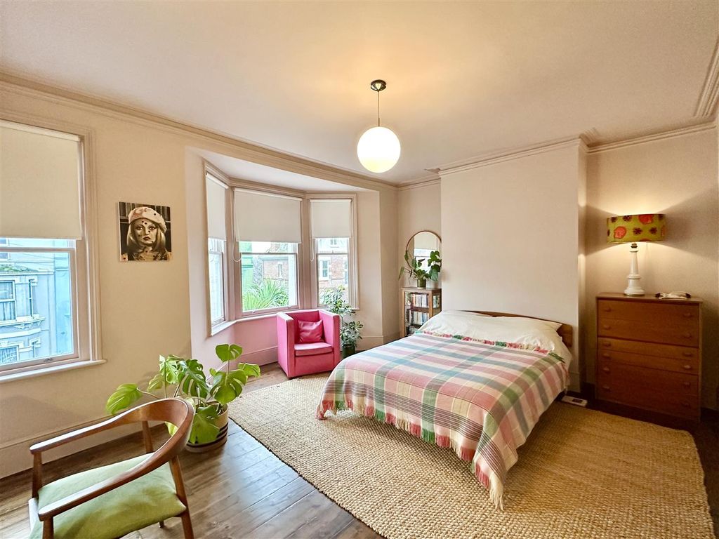 Property photo 2 of 28