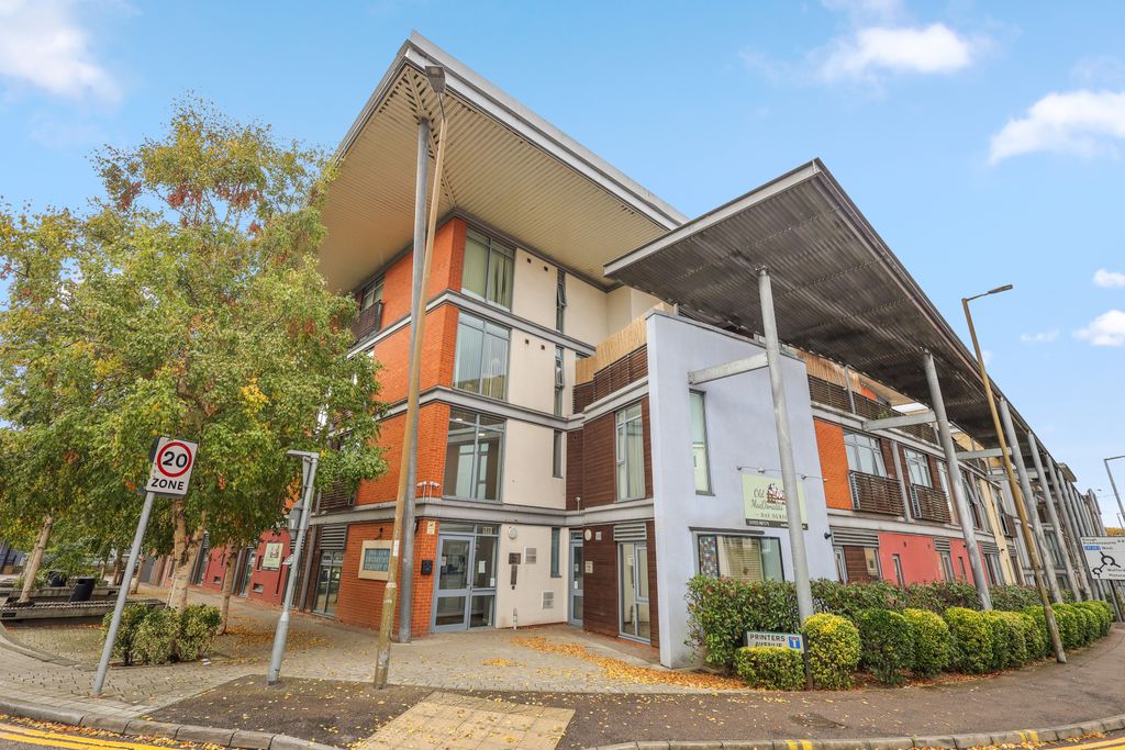 Property photo 1 of 10 Flat 5, 533 Whippendell Road, Watford Wd18 7Qf