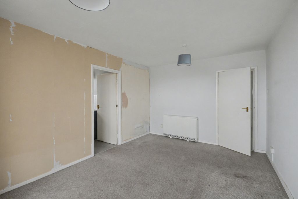 Property photo 3 of 11 22 Tower Heights, Hoddesdon, Herts, En11 8Uq