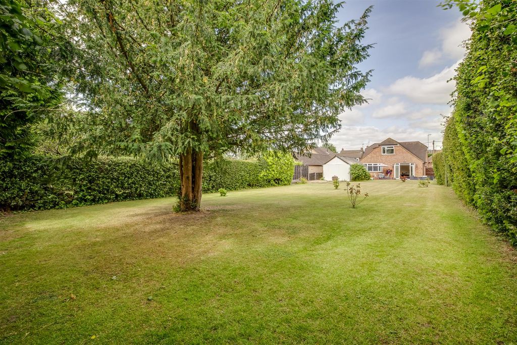 Property photo 2 of 16 16 Wycombe Road, Hp15 6Ry-13.Jpg