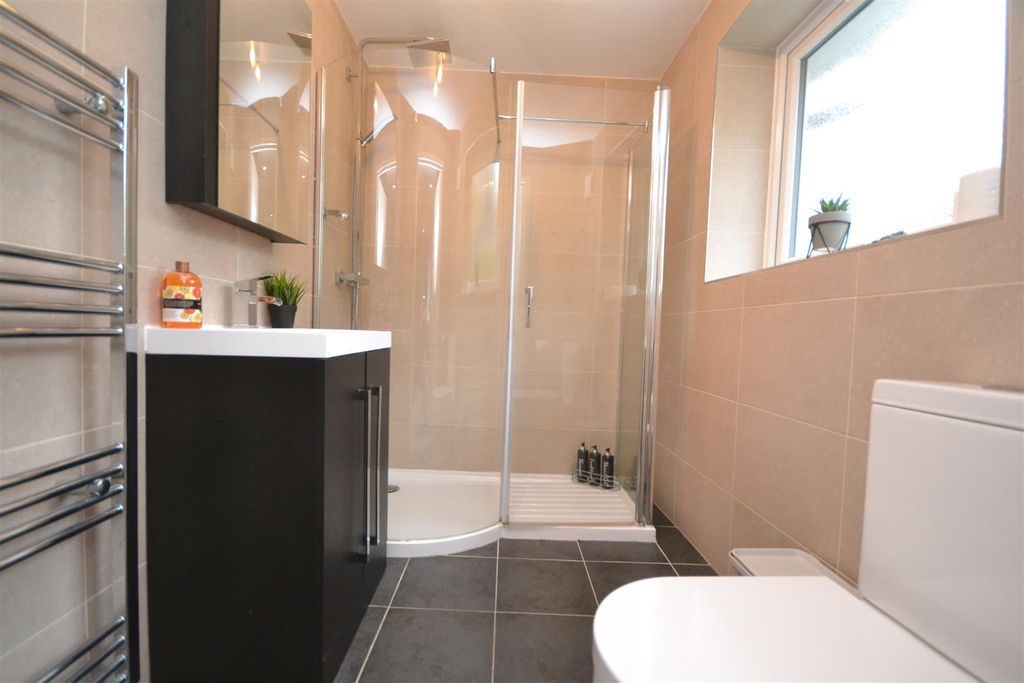 Property photo 2 of 11 9 39 School Lane En-Suite.Jpg