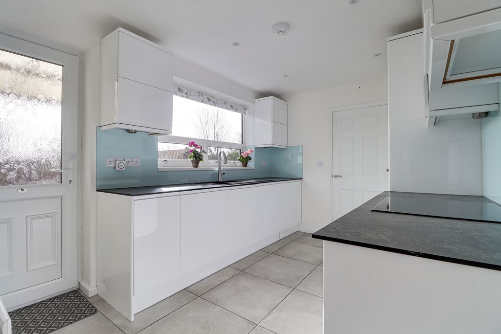 Property photo 3 of 10 Img3306Img3308