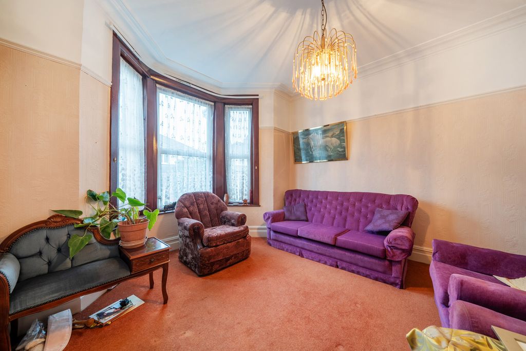 Property photo 2 of 12 1417517-11-699745...