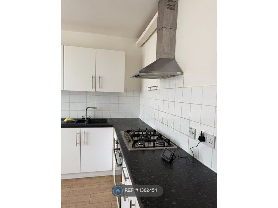 Property photo 3 of 8 Kitchen