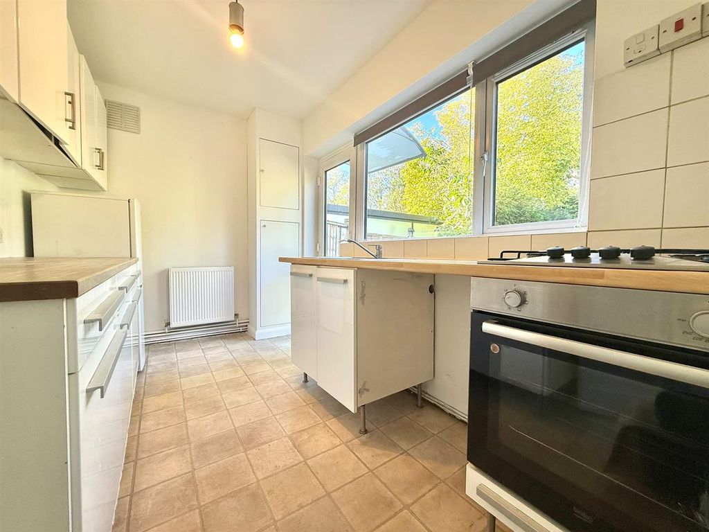 Property photo 3 of 7 Kitchen