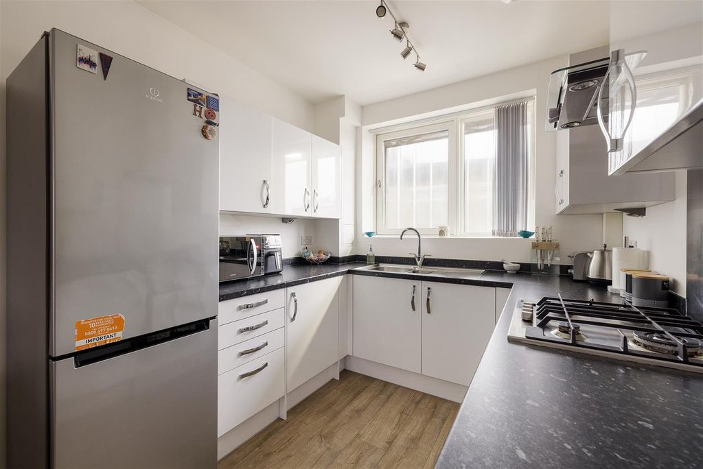 Property photo 3 of 20 Lea Bridge Road, E5