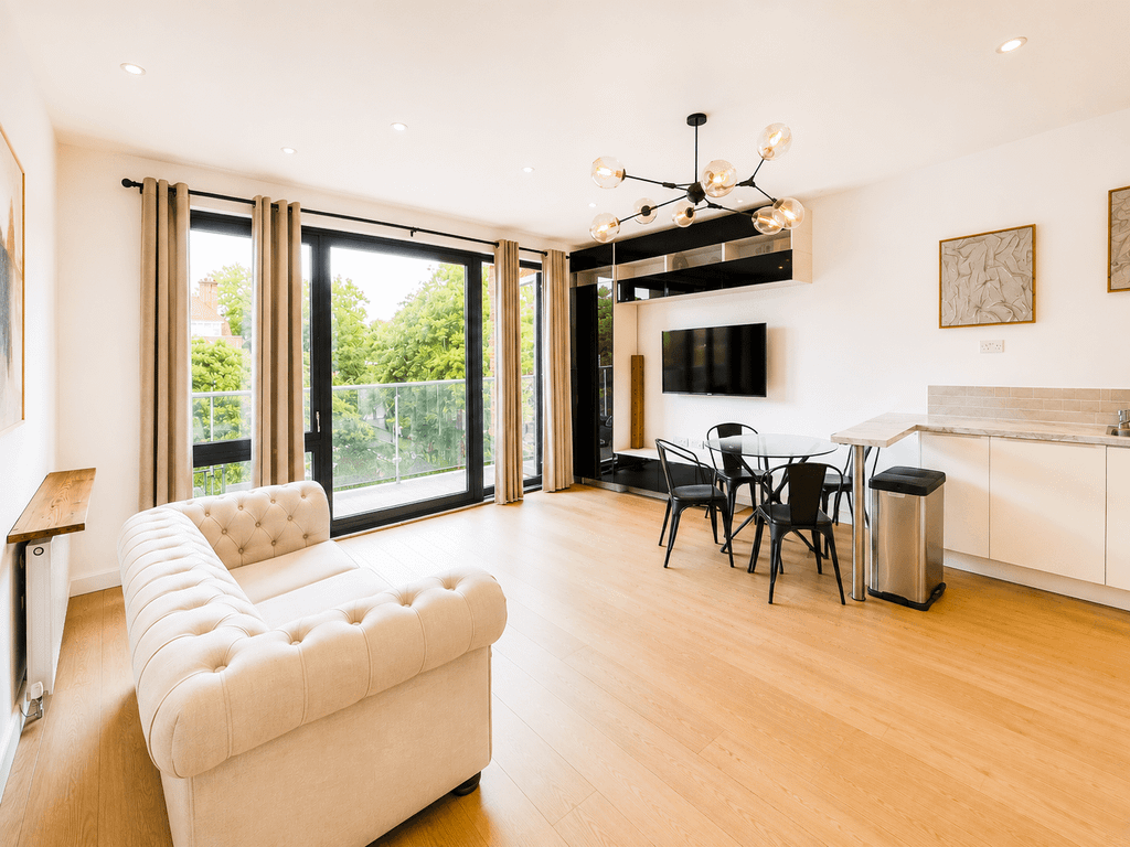 Property photo 1 of 5 Spacious 1 Bedroom Apartment With Balcony And Parking, Stewarts Lodge, Sw8