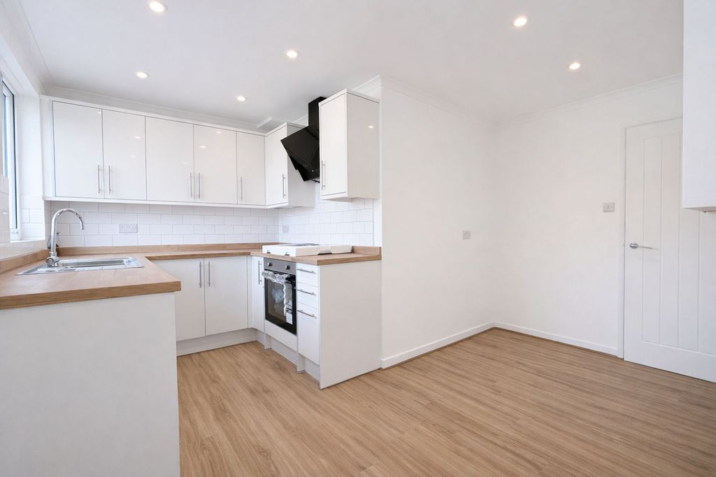 Property photo 3 of 10 Kitchen Dining