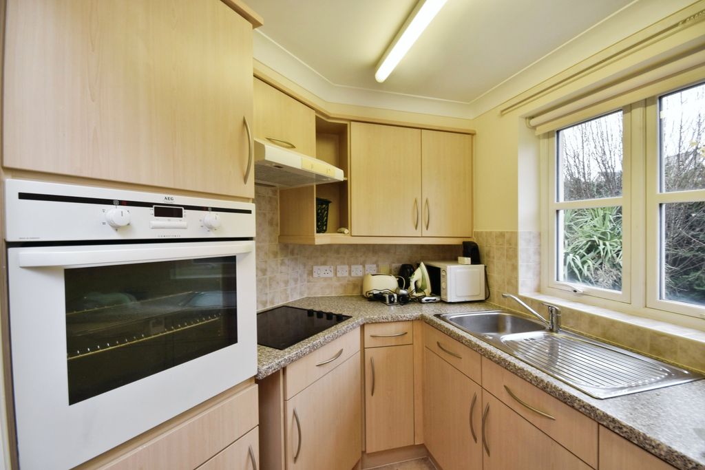 Property photo 3 of 11 Kitchen