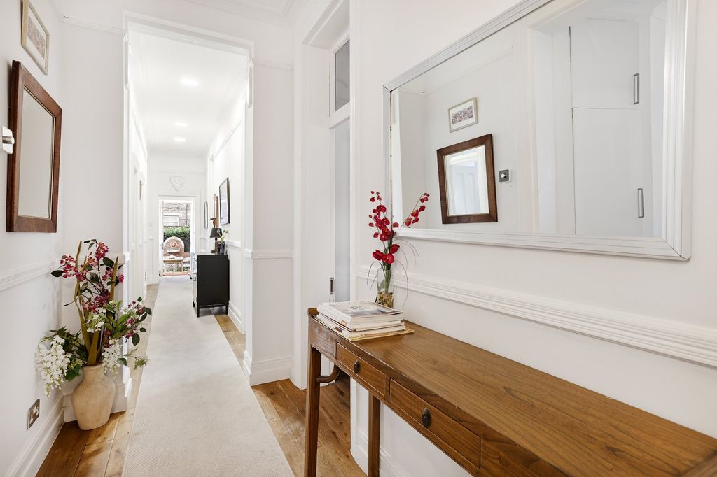 Property photo 3 of 14 Passage