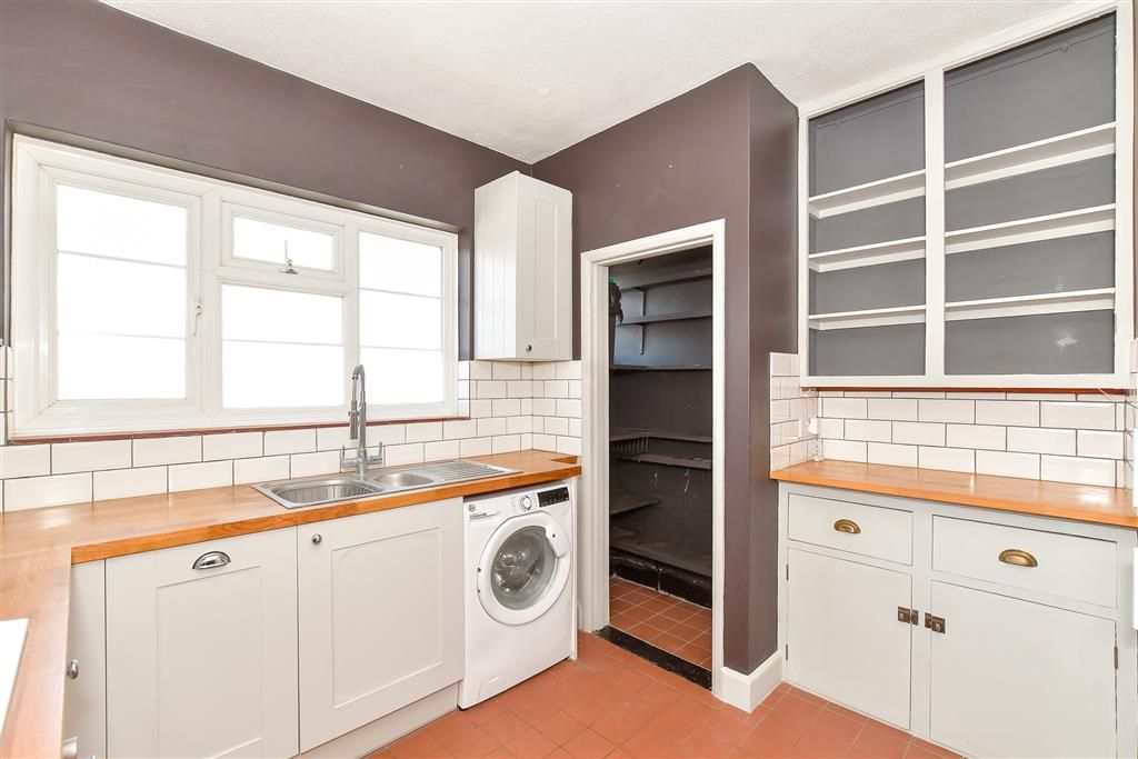 Property photo 2 of 11 Kitchen