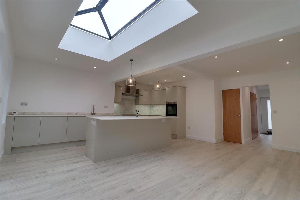 Property photo 2 of 35