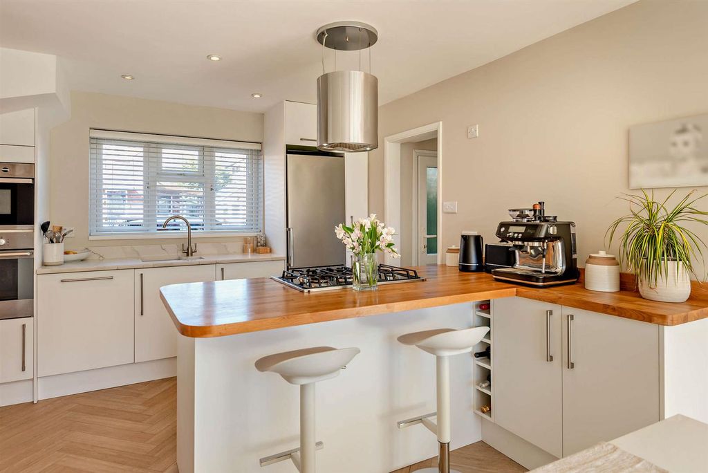 Property photo 3 of 20 8683218-Interior10-800.Jpg