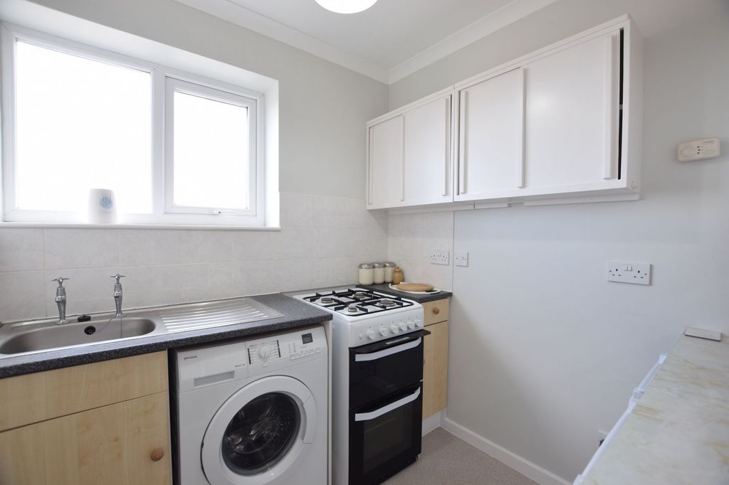 Property photo 3 of 10 Kitchen