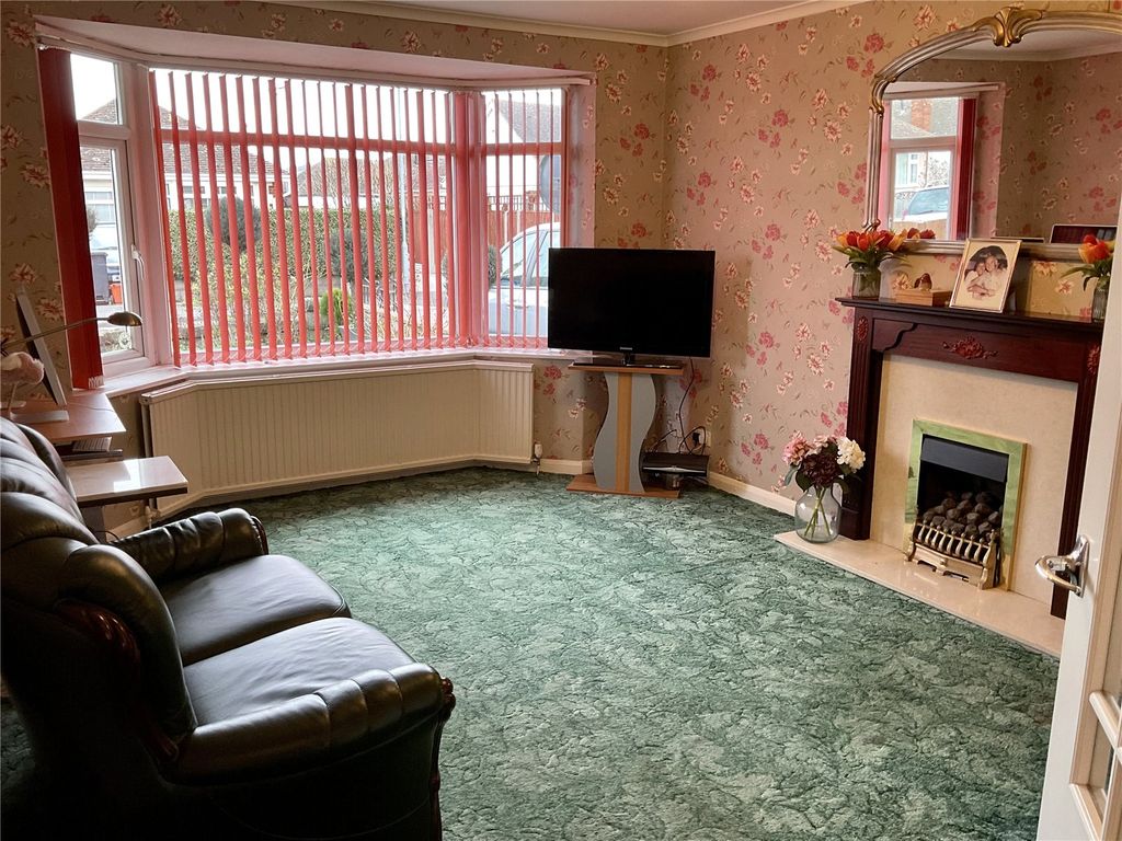 Property photo 3 of 14 Lounge