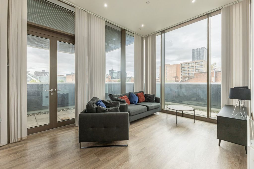 Property photo 1 of 19 Lounge