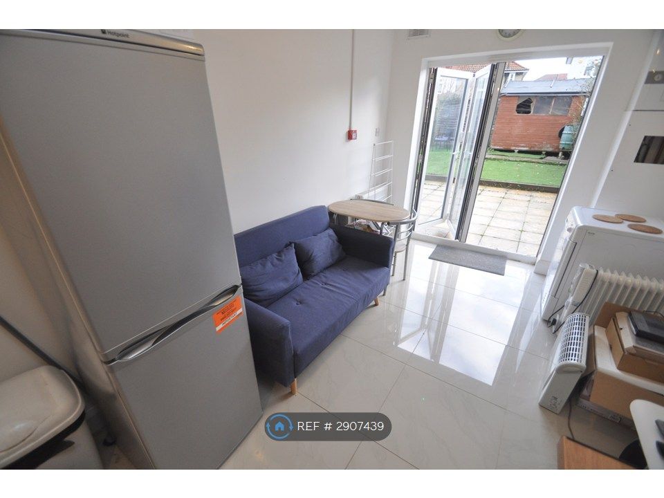 Property photo 3 of 11 Communal Kitchen/Lounge