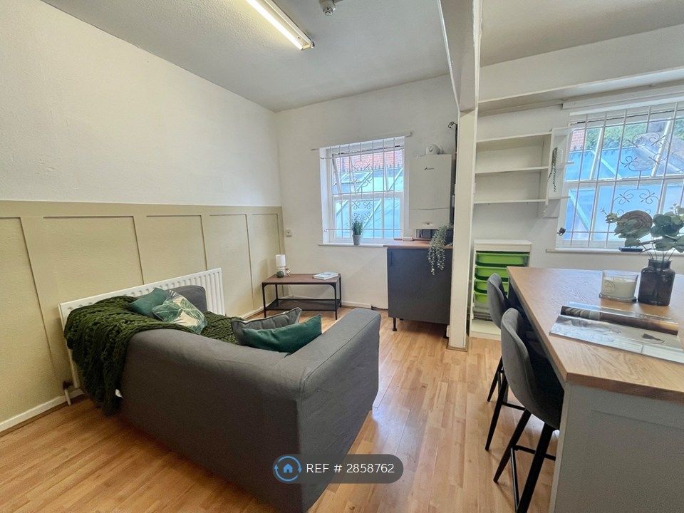 Property photo 3 of 24 Living / Kitchen Area