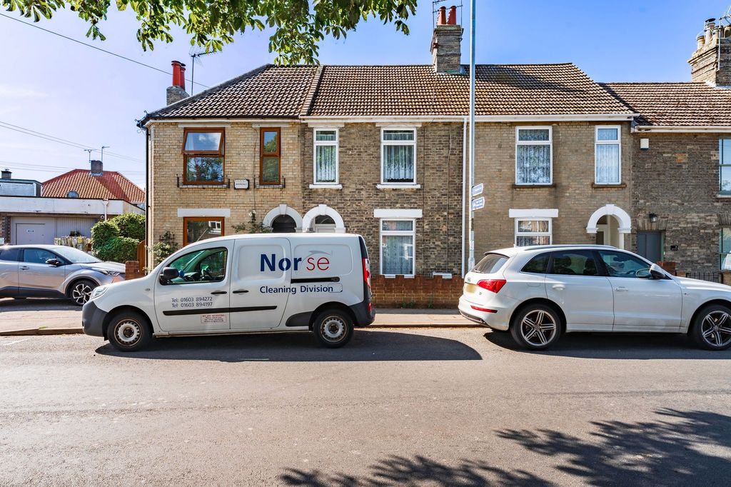 Property photo 2 of 17