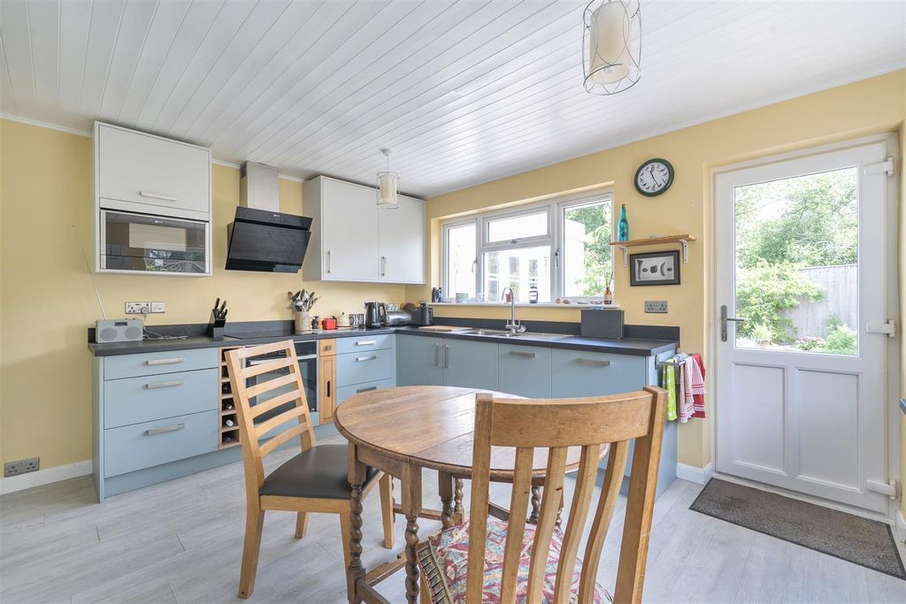 Property photo 3 of 19 Kitchen