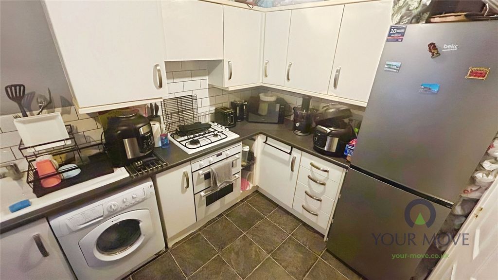 Property photo 3 of 10 Kitchen