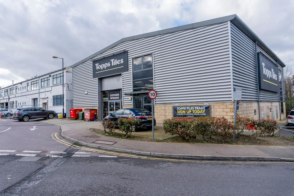 Property photo 2 of 70 Bounds_Grn_Grndext20190501_13.Jpg