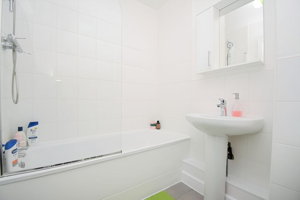 Property photo 3 of 9 Bathroom
