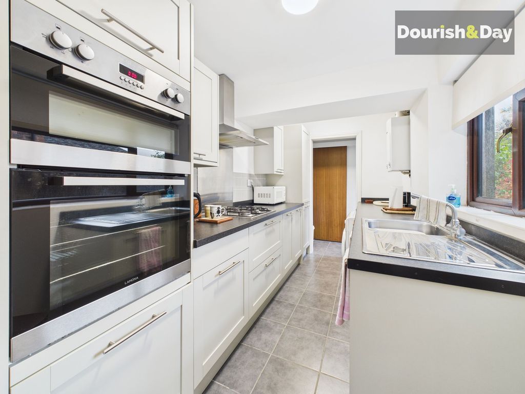 Property photo 3 of 11 Kitchen