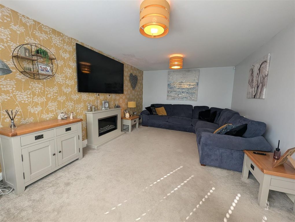 Property photo 3 of 19 Lounge