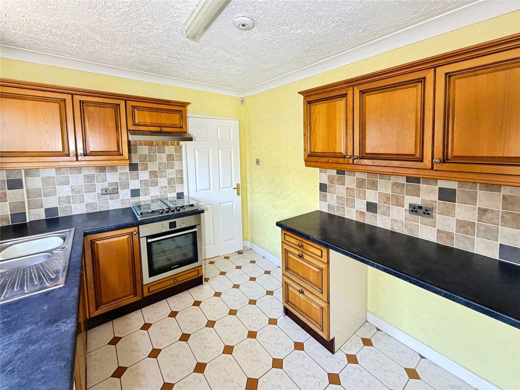 Property photo 3 of 19 Kitchen