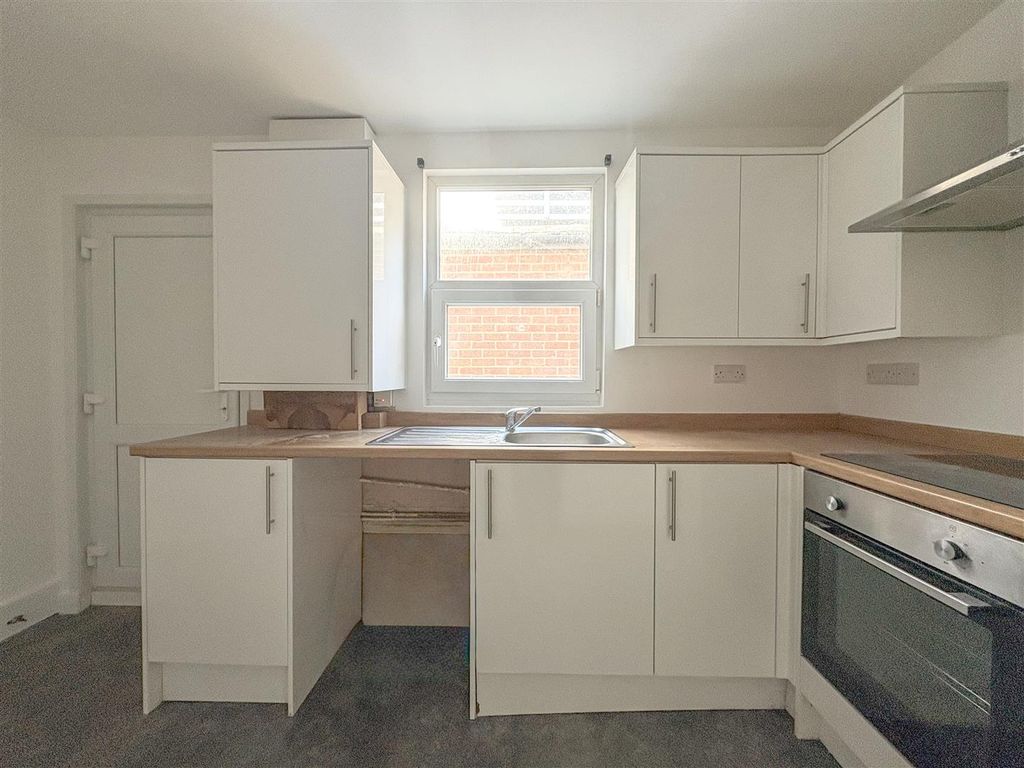 Property photo 3 of 19 Kitchen