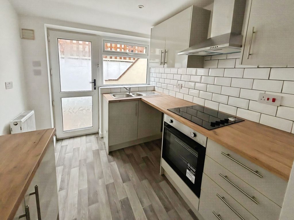 Property photo 2 of 11 Kitchen1