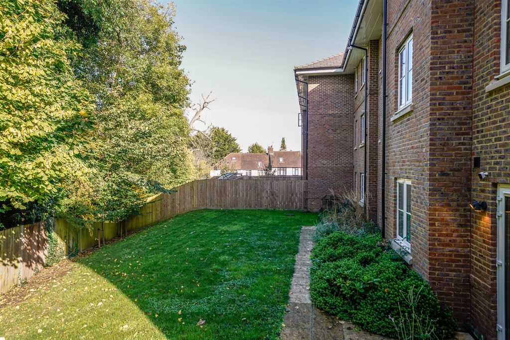 Property photo 3 of 12 Communal Grden