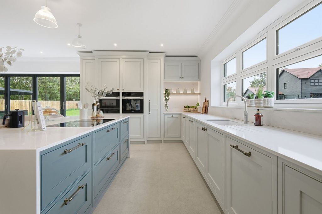 Property photo 3 of 12 Example Interior
