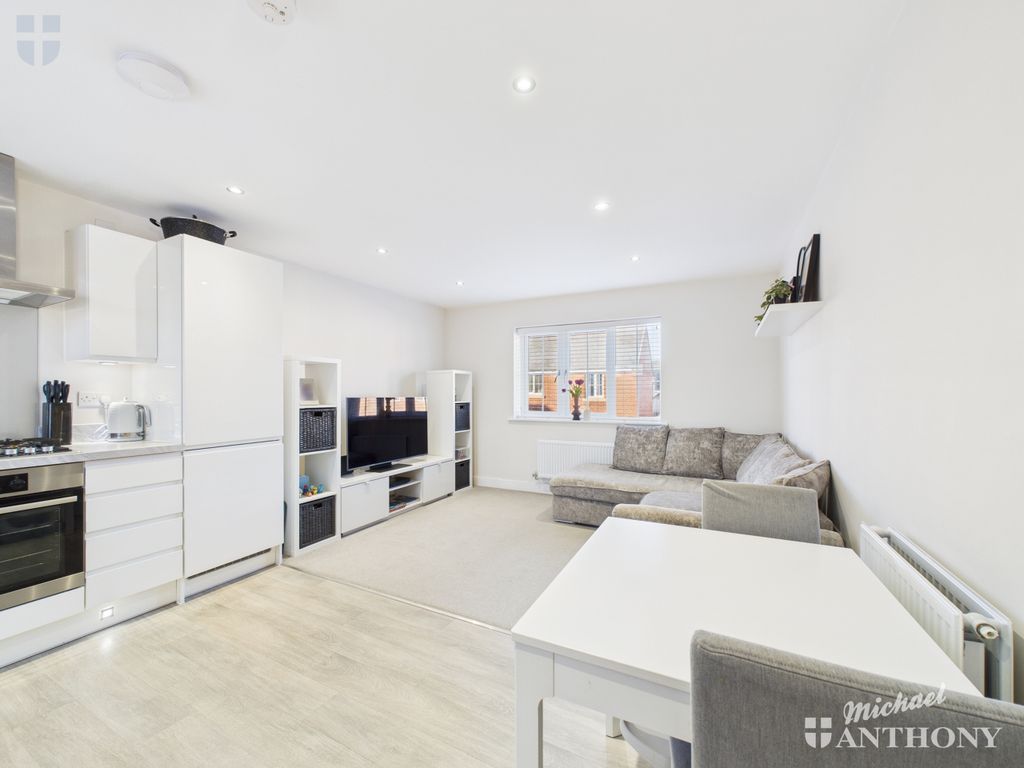 Property photo 3 of 8 Cam03218G0-Pr0855-Still003