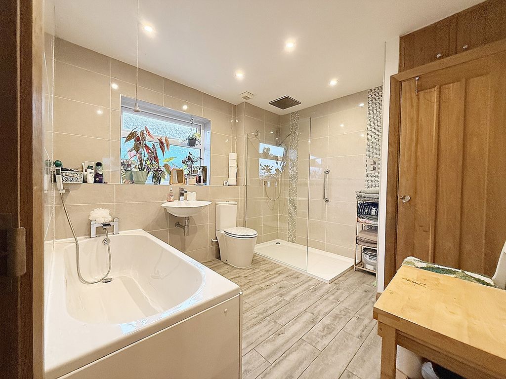 Property photo 3 of 22 Bathroom